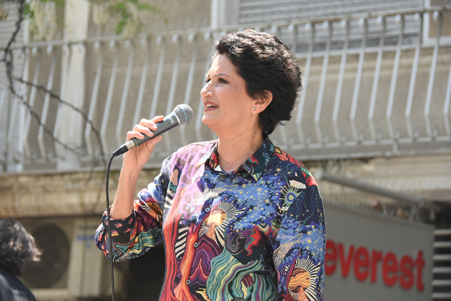 Η Άλκηστις Πρωτοψάλτη βγήκε και τραγούδησε «Στον δρόμο με Αγάπη»: Τη χειροκρότησε ο Πρωθυπουργός μπροστά στο Μαξίμου