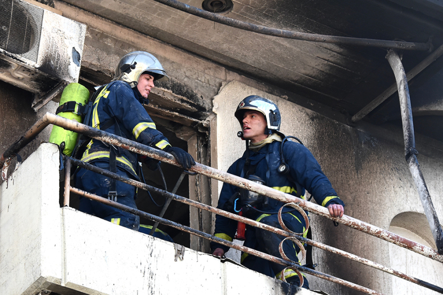 Υπό έλεγχο η φωτιά σε διαμέρισμα στο Παγκράτι