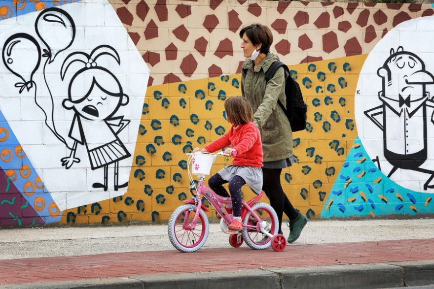 Κορωνοϊός: «Ξεχύθηκαν» στους δρόμους οι μικροί Ισπανοί μετά από έξι εβδομάδες (Φωτογραφίες)