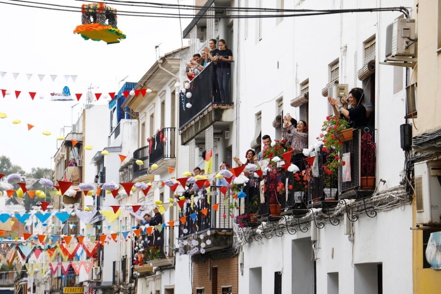 Κορωνοϊός: «Ξεχύθηκαν» στους δρόμους οι μικροί Ισπανοί μετά από έξι εβδομάδες (Φωτογραφίες)