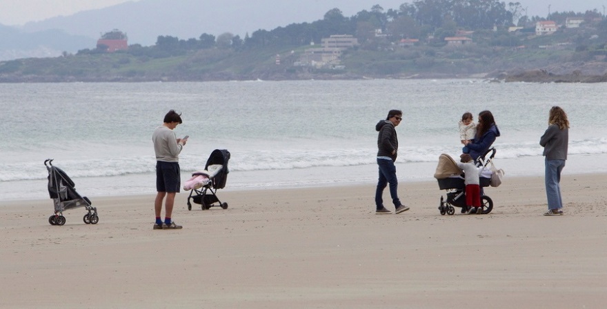 Κορωνοϊός: «Ξεχύθηκαν» στους δρόμους οι μικροί Ισπανοί μετά από έξι εβδομάδες (Φωτογραφίες)