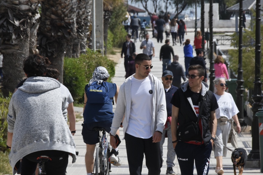 Απαγόρευση κυκλοφορίας: Με «σύμμαχο» τον καιρό γέμισε ξανά ο Φλοίσβος από περιπατητές