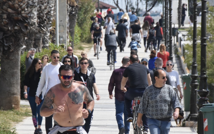 Απαγόρευση κυκλοφορίας: Με «σύμμαχο» τον καιρό γέμισε ξανά ο Φλοίσβος από περιπατητές