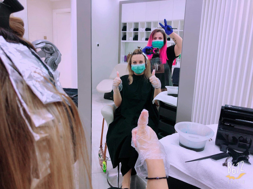 Κορωνοϊός -  Ντουμπάι: Με μάσκες και αντισηπτικά η πρώτη μέρα σε ελληνικό κομμωτήριο