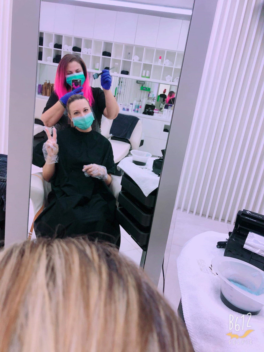 Κορωνοϊός -  Ντουμπάι: Με μάσκες και αντισηπτικά η πρώτη μέρα σε ελληνικό κομμωτήριο