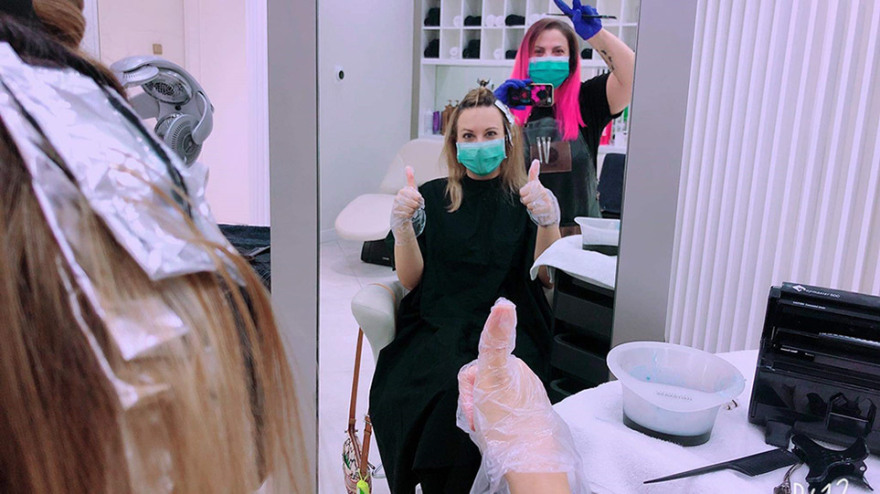 Κορωνοϊός -  Ντουμπάι: Με μάσκες και αντισηπτικά η πρώτη μέρα σε ελληνικό κομμωτήριο