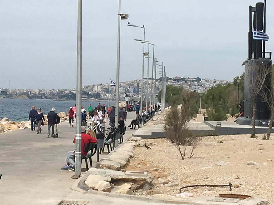 Απαγόρευση κυκλοφορίας: Με «σύμμαχο» τον καιρό γέμισε ξανά ο Φλοίσβος από περιπατητές