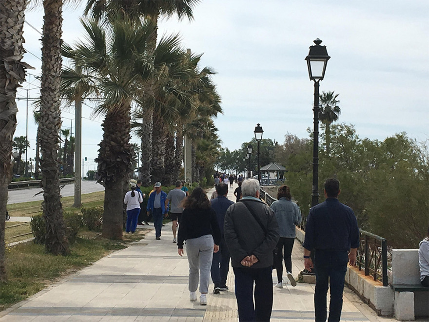 Απαγόρευση κυκλοφορίας: Με «σύμμαχο» τον καιρό γέμισε ξανά ο Φλοίσβος από περιπατητές