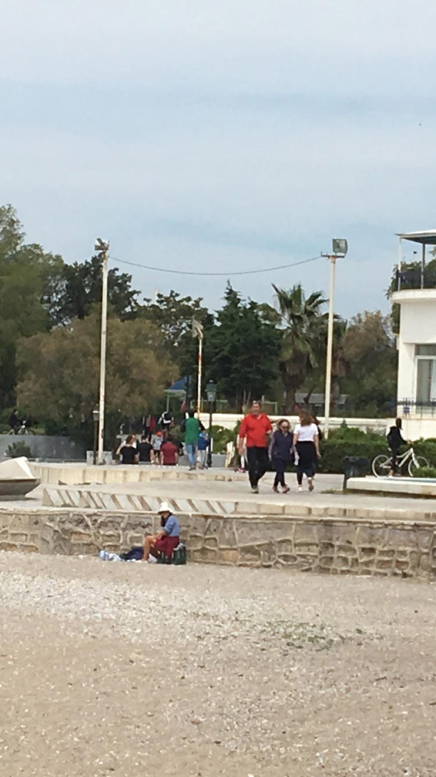 Απαγόρευση κυκλοφορίας: Με «σύμμαχο» τον καιρό γέμισε ξανά ο Φλοίσβος από περιπατητές