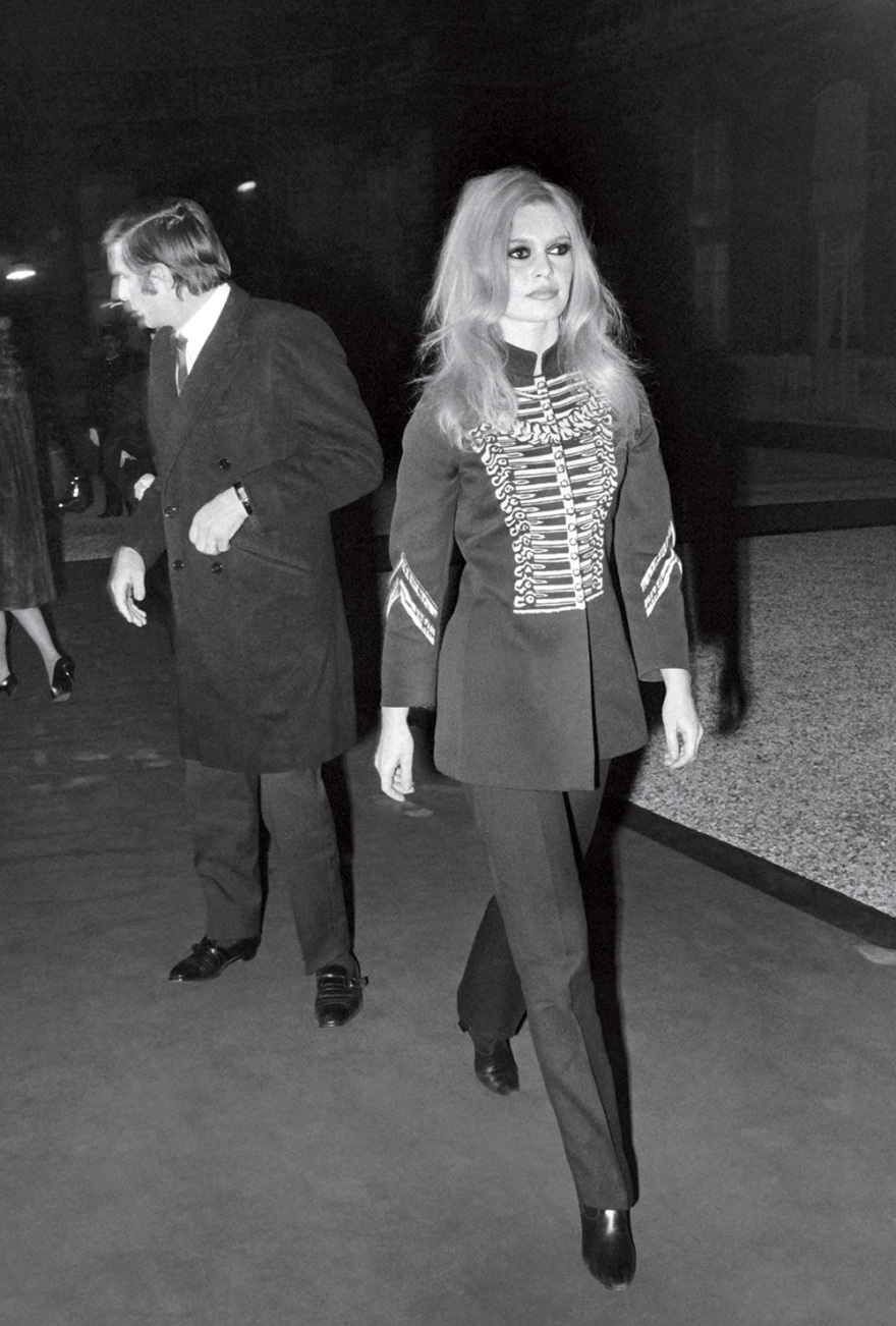 Γαλλία: Όργια, σεξ και απιστίες στα Ηλύσια Πεδία