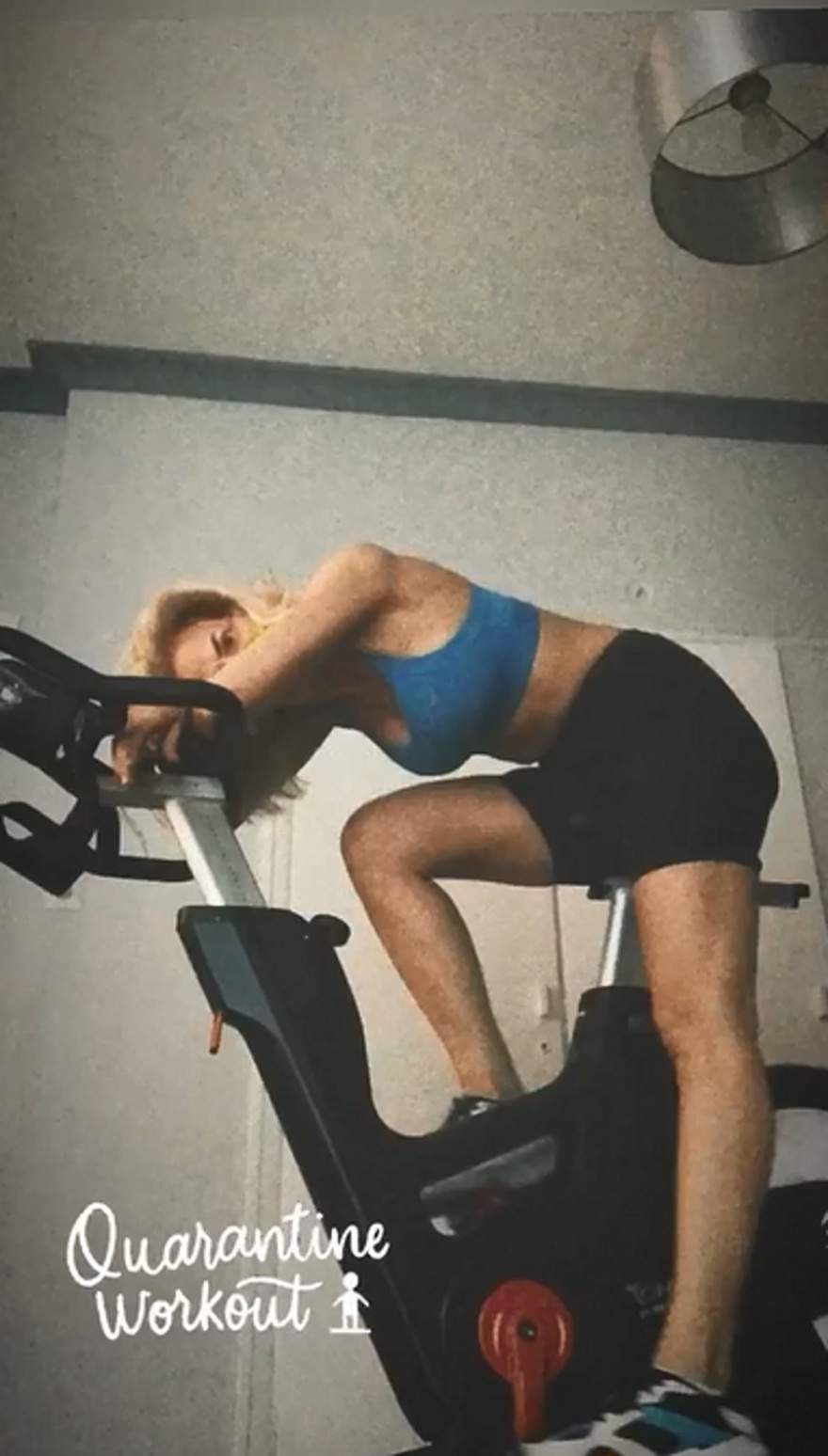 Η Χριστίνα Κοντοβά μένει σπίτι και «λιώνει» στη γυμναστική