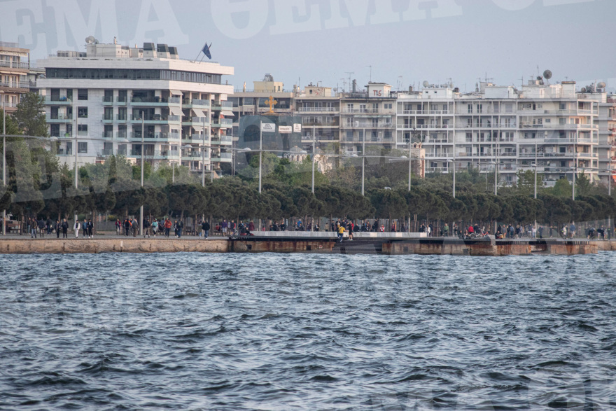 Θεσσαλονίκη: Η «πρεμιέρα εξόδου» έφερε προβληματισμό και αγωνία - Δείτε βίντεο και φωτογραφίες