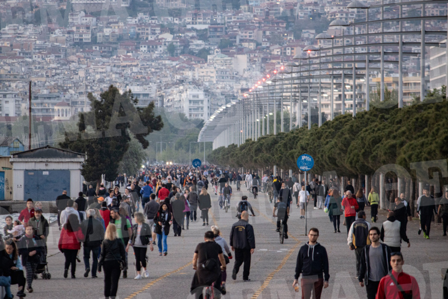 Θεσσαλονίκη: Η «πρεμιέρα εξόδου» έφερε προβληματισμό και αγωνία - Δείτε βίντεο και φωτογραφίες
