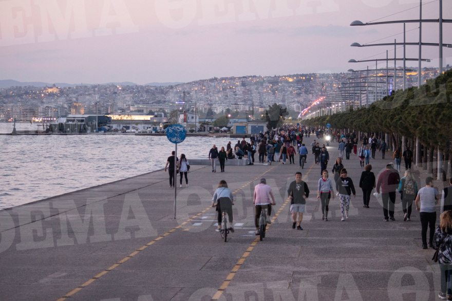 Θεσσαλονίκη: Η «πρεμιέρα εξόδου» έφερε προβληματισμό και αγωνία - Δείτε βίντεο και φωτογραφίες
