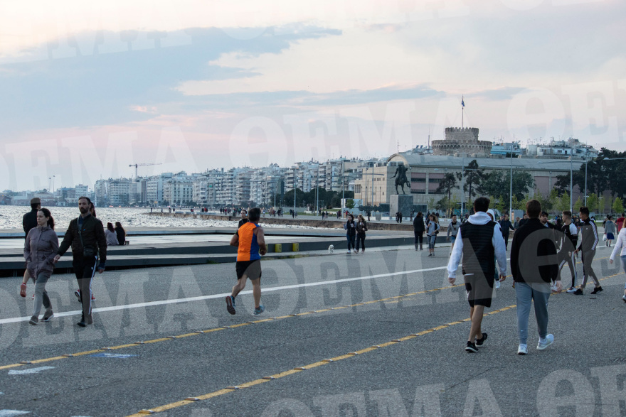 Θεσσαλονίκη: Η «πρεμιέρα εξόδου» έφερε προβληματισμό και αγωνία - Δείτε βίντεο και φωτογραφίες