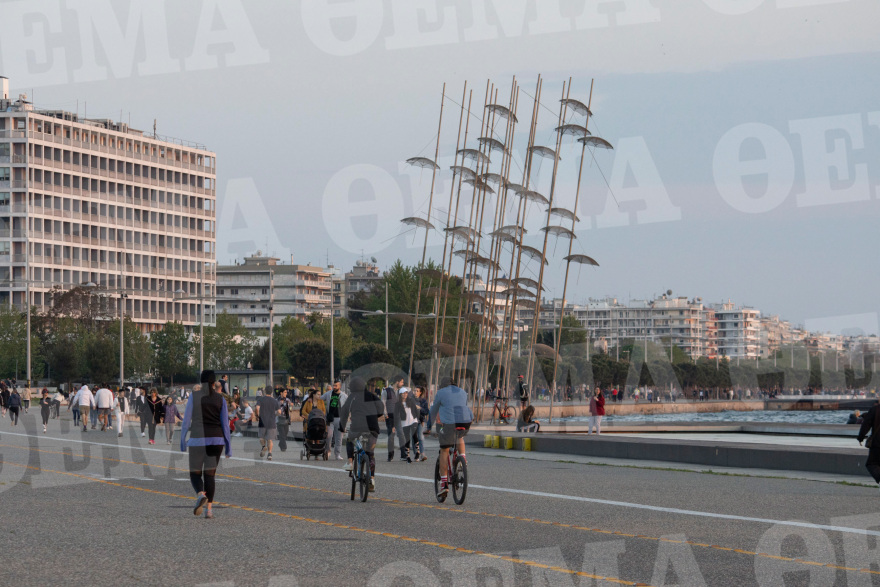 Θεσσαλονίκη: Η «πρεμιέρα εξόδου» έφερε προβληματισμό και αγωνία - Δείτε βίντεο και φωτογραφίες