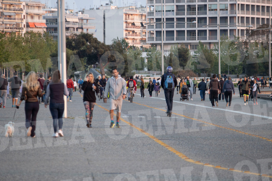 Θεσσαλονίκη: Η «πρεμιέρα εξόδου» έφερε προβληματισμό και αγωνία - Δείτε βίντεο και φωτογραφίες