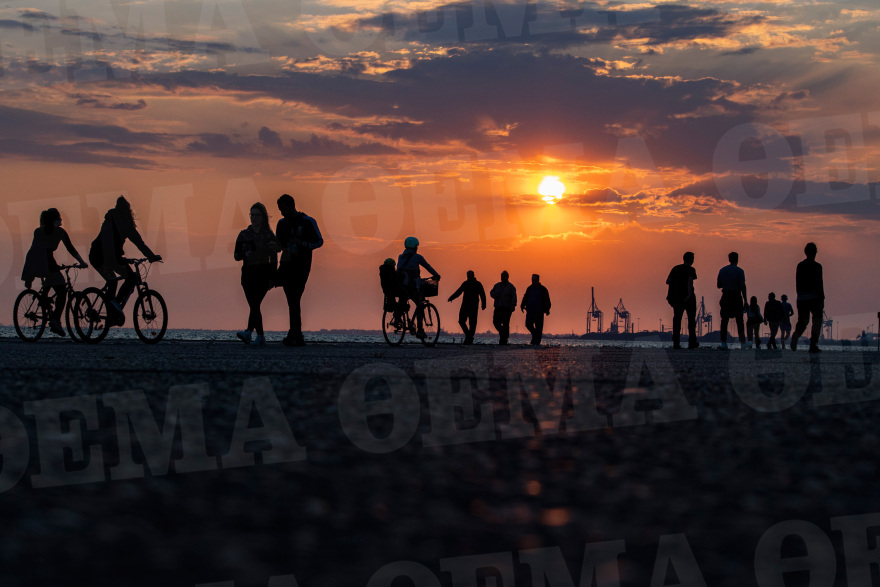 Θεσσαλονίκη: Η «πρεμιέρα εξόδου» έφερε προβληματισμό και αγωνία - Δείτε βίντεο και φωτογραφίες