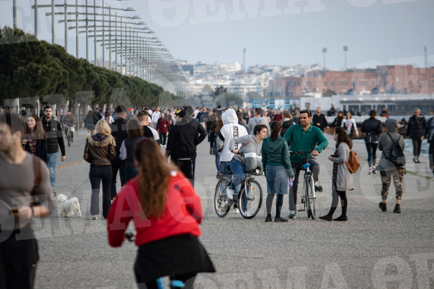 Θεσσαλονίκη: Η «πρεμιέρα εξόδου» έφερε προβληματισμό και αγωνία - Δείτε βίντεο και φωτογραφίες