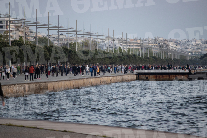 Θεσσαλονίκη: Η «πρεμιέρα εξόδου» έφερε προβληματισμό και αγωνία - Δείτε βίντεο και φωτογραφίες
