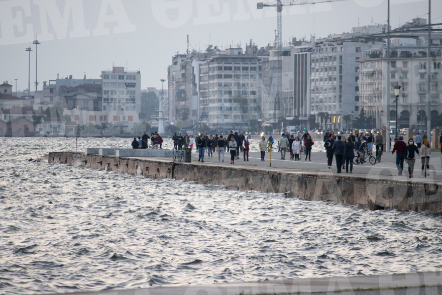 Θεσσαλονίκη: Η «πρεμιέρα εξόδου» έφερε προβληματισμό και αγωνία - Δείτε βίντεο και φωτογραφίες