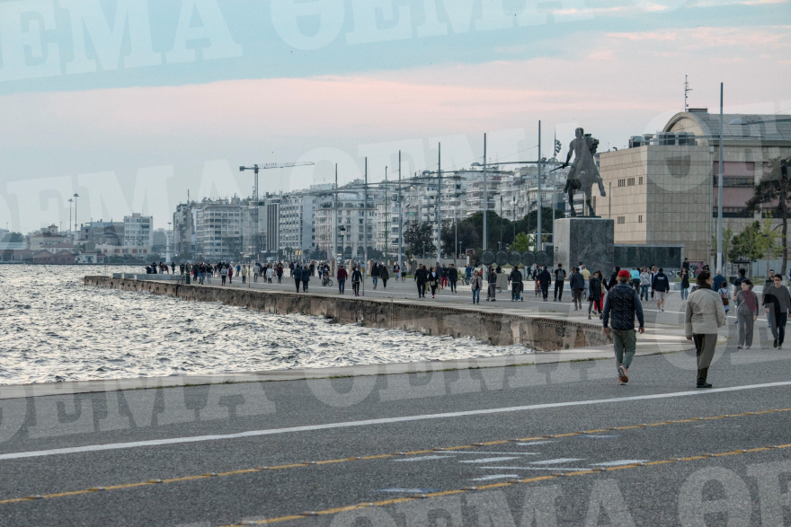 Θεσσαλονίκη: Η «πρεμιέρα εξόδου» έφερε προβληματισμό και αγωνία - Δείτε βίντεο και φωτογραφίες