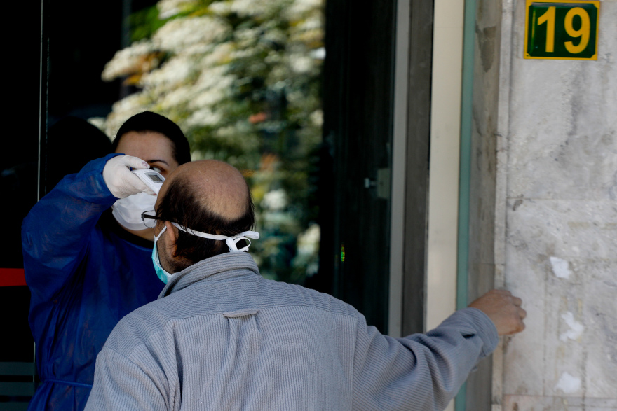 Κορωνοϊός: Οι «παγίδες» που απειλούν να ανατρέψουν την ομαλή πορεία της καμπύλης των κρουσμάτων