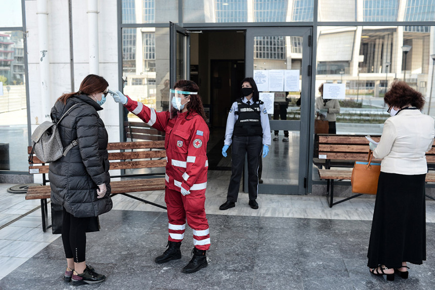 Υποθηκοφυλακείο Αθηνών: Ουρές στην πρεμιέρα της επαναλειτουργίας - Θερμομέτρηση στο Ειρηνοδικείο - Δείτε βίντεο
