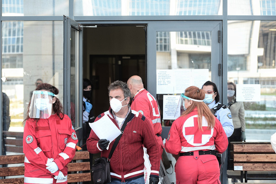 Υποθηκοφυλακείο Αθηνών: Ουρές στην πρεμιέρα της επαναλειτουργίας - Θερμομέτρηση στο Ειρηνοδικείο - Δείτε βίντεο