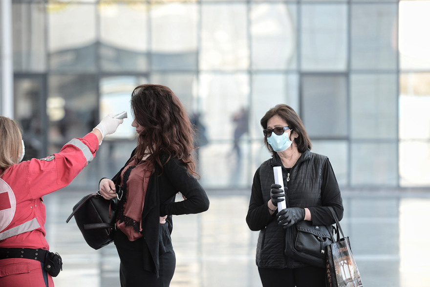 Υποθηκοφυλακείο Αθηνών: Ουρές στην πρεμιέρα της επαναλειτουργίας - Θερμομέτρηση στο Ειρηνοδικείο - Δείτε βίντεο