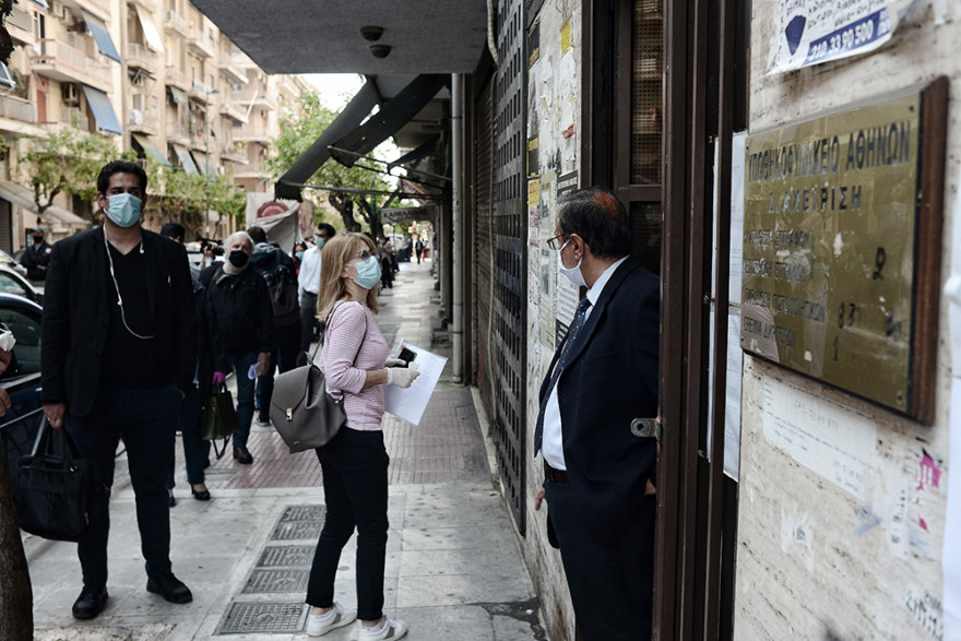 Υποθηκοφυλακείο Αθηνών: Ουρές στην πρεμιέρα της επαναλειτουργίας - Θερμομέτρηση στο Ειρηνοδικείο - Δείτε βίντεο