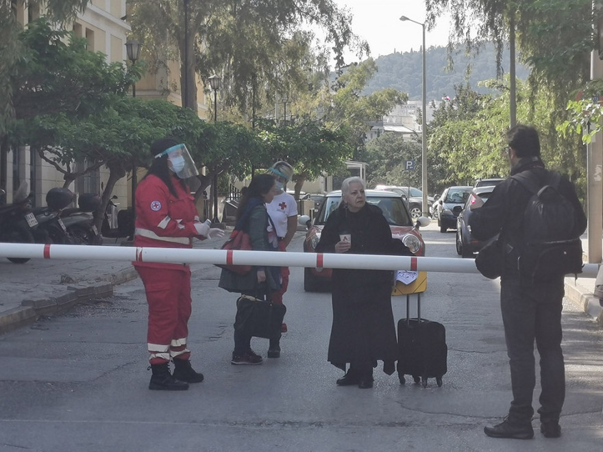 Υποθηκοφυλακείο Αθηνών: Ουρές στην πρεμιέρα της επαναλειτουργίας - Θερμομέτρηση στο Ειρηνοδικείο - Δείτε βίντεο