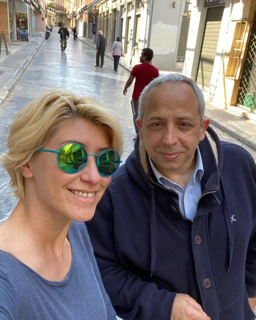 Σία Κοσιώνη: Πρωινή βόλτα στην Πλάκα με το φιλαράκι της 