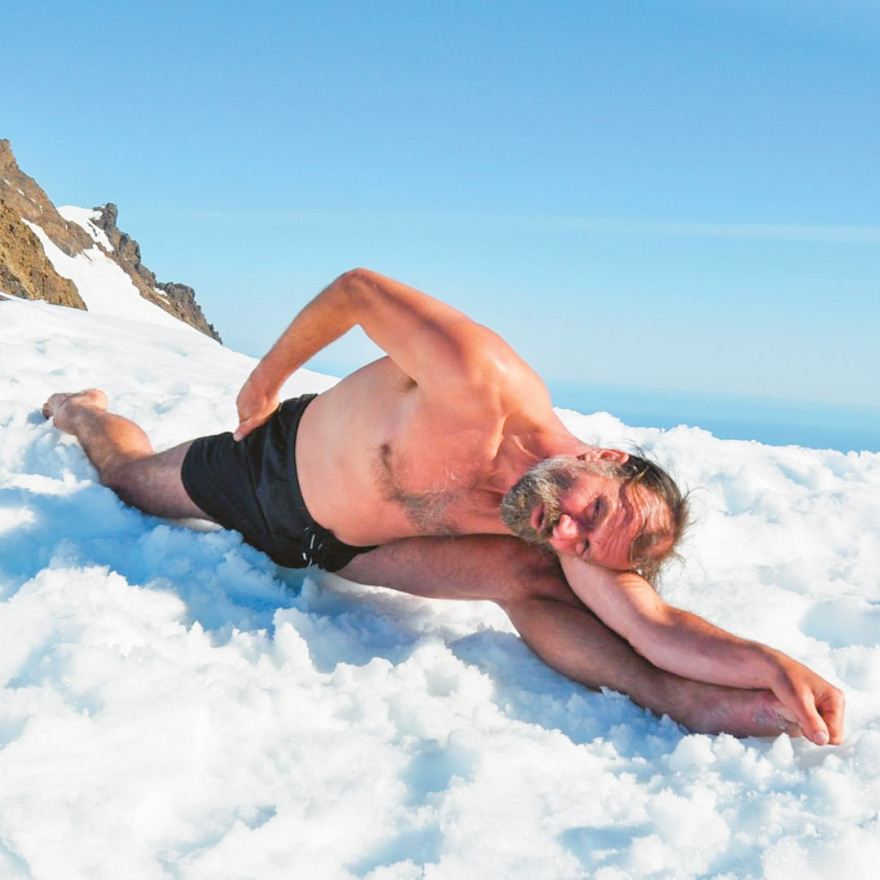 Ποιος άντρας ανάγκασε την Κένταλ Τζένερ να βγει ημίγυμνη στο χιόνι;