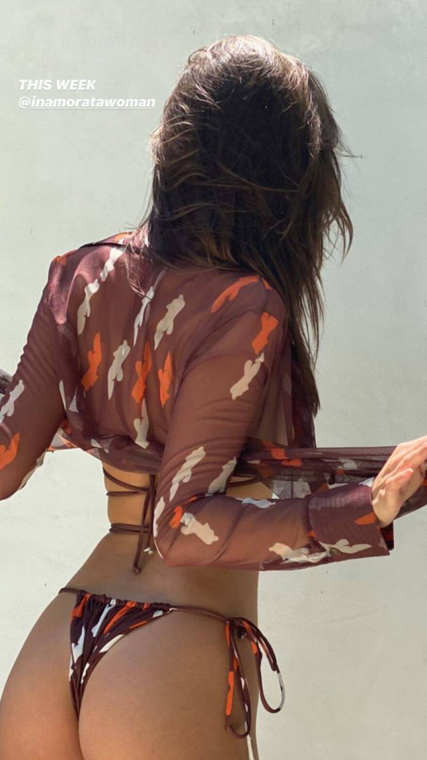 Η Έμιλι Ρατακόφσκι ποζάρει με τα νέα αποκαλυπτικά μαγιό της 