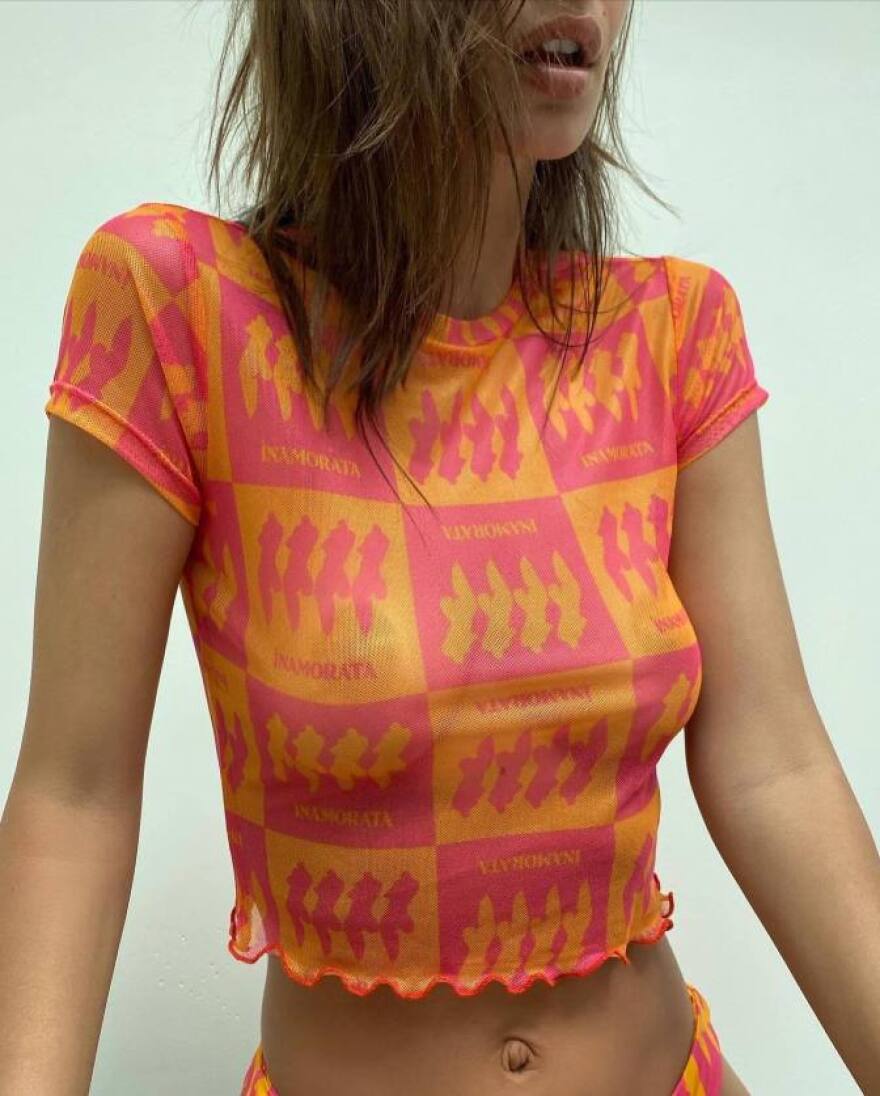 Η Έμιλι Ρατακόφσκι ποζάρει με τα νέα αποκαλυπτικά μαγιό της 