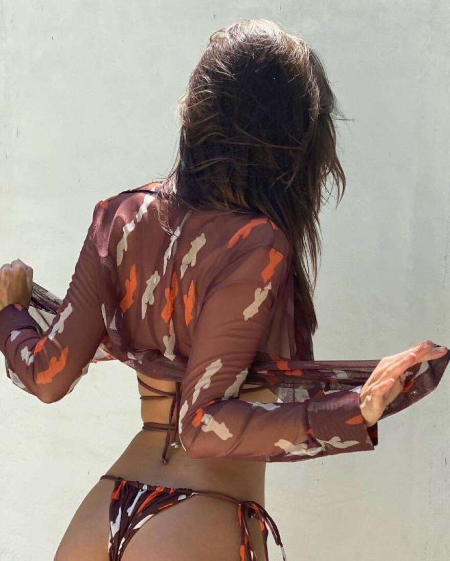 Η Έμιλι Ρατακόφσκι ποζάρει με τα νέα αποκαλυπτικά μαγιό της 