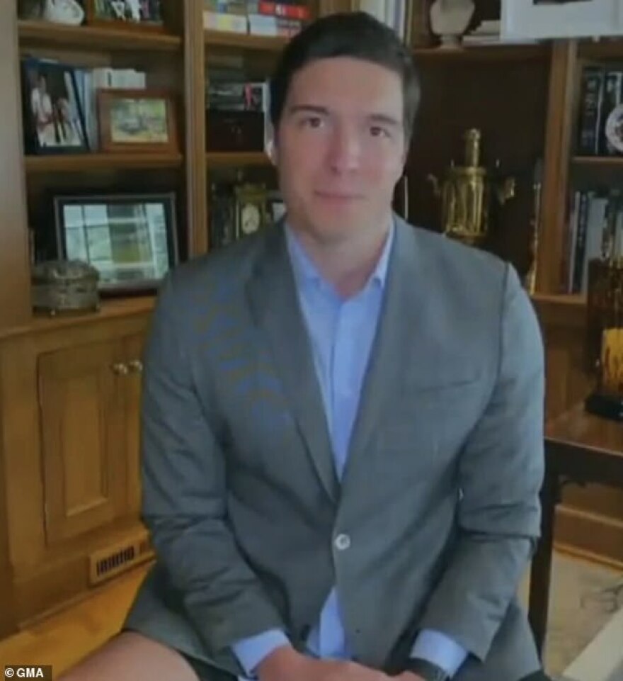 Επική γκάφα από τον γιο του θρυλικού Σούπερμαν: Έκανε ρεπορτάζ χωρίς... παντελόνι!