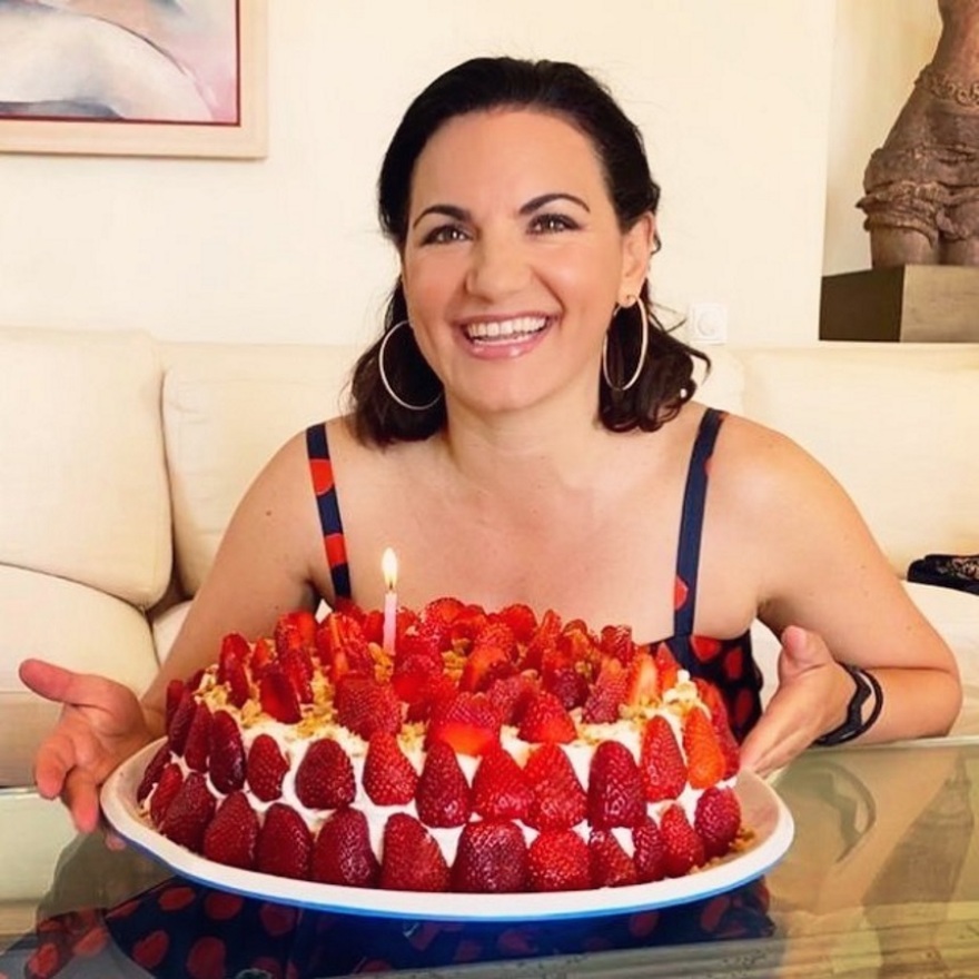 Γενέθλια για την Όλγα Κεφαλογιάννη: Η «φραουλένια» τούρτα και η αποκάλυψη της ηλικίας της