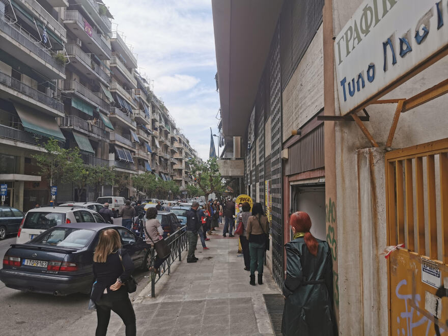 Άρση των μέτρων: Χάος στο υποθηκοφυλακείο Αθηνών - Από τις 5:30 το πρωί στήθηκαν στην ουρά