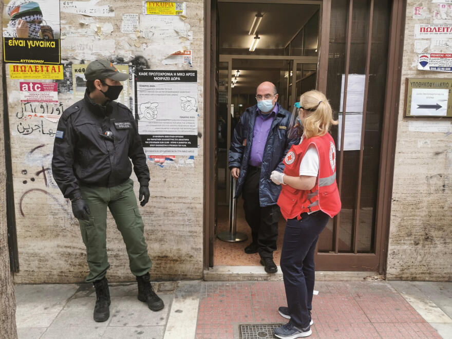Άρση των μέτρων: Χάος στο υποθηκοφυλακείο Αθηνών - Από τις 5:30 το πρωί στήθηκαν στην ουρά