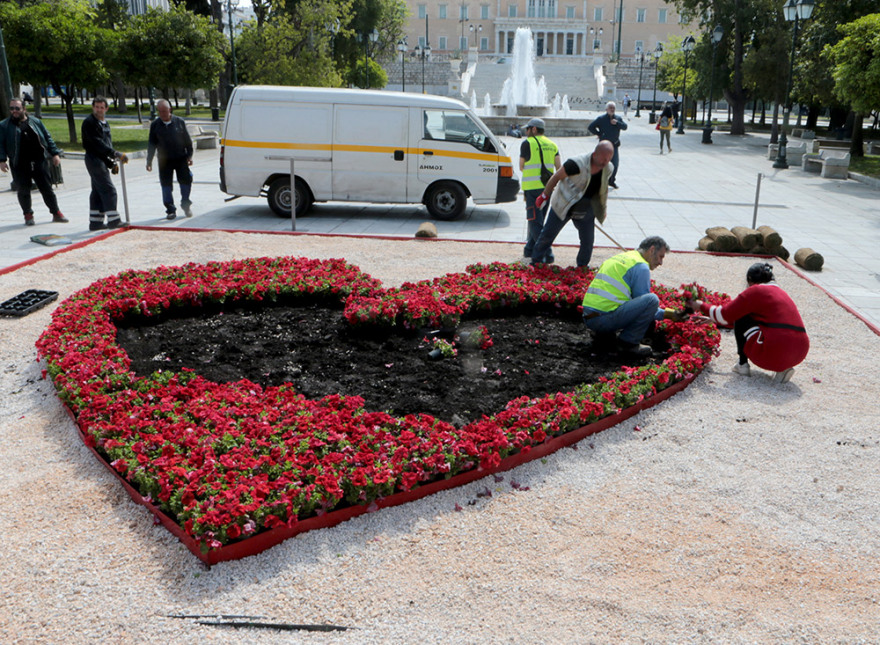 Φωτογραφίες: Μία κατακόκκινη καρδιά στην... Πλατεία Συντάγματος
