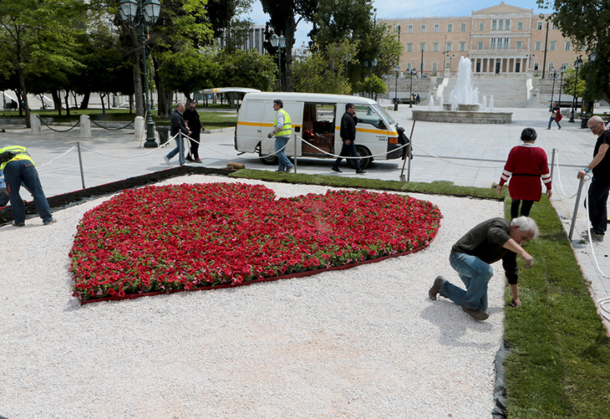 Φωτογραφίες: Μία κατακόκκινη καρδιά στην... Πλατεία Συντάγματος