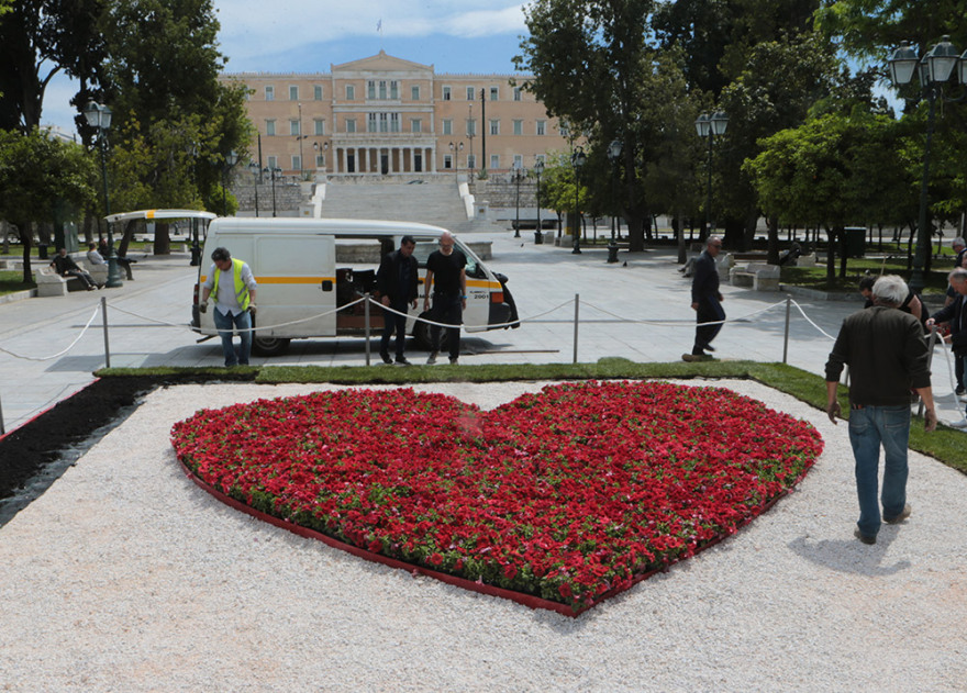 Φωτογραφίες: Μία κατακόκκινη καρδιά στην... Πλατεία Συντάγματος