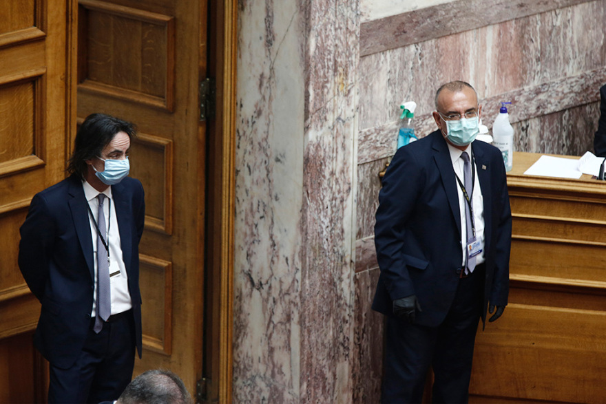 Φωτογραφίες από Βουλή: Χαμόγελα, μαλλιά-αφάνα, πλέξιγκλας και... αέρας από βεντάλιες!