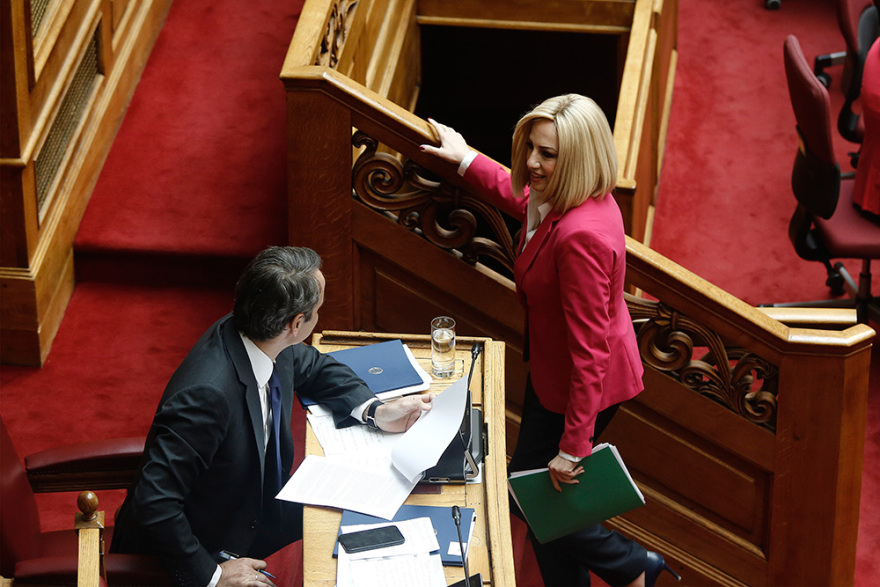 Φωτογραφίες από Βουλή: Χαμόγελα, μαλλιά-αφάνα, πλέξιγκλας και... αέρας από βεντάλιες!