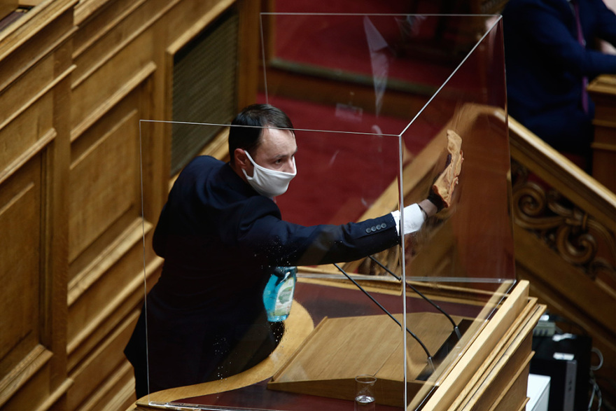 Φωτογραφίες από Βουλή: Χαμόγελα, μαλλιά-αφάνα, πλέξιγκλας και... αέρας από βεντάλιες!