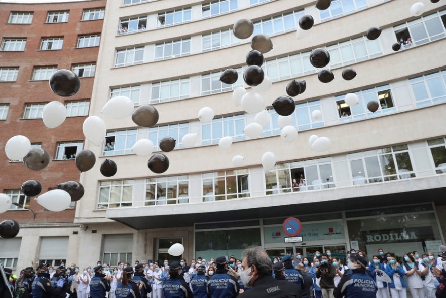 Κορωνοϊός - Ισπανία: Χειροκροτήματα για τους γιατρούς και τους νοσηλευτές στις εντατικές