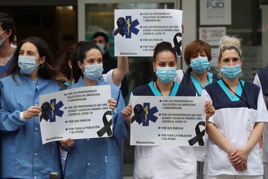 Κορωνοϊός - Ισπανία: Χειροκροτήματα για τους γιατρούς και τους νοσηλευτές στις εντατικές