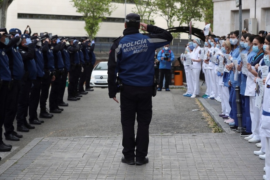 Κορωνοϊός - Ισπανία: Χειροκροτήματα για τους γιατρούς και τους νοσηλευτές στις εντατικές